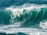 Toni Laureano surfea una de las olas grandes del Coruña Big Waves