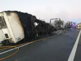 Imagen del camión incendiado en el accidente de la AP-2.