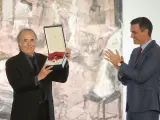 Joan Manuel Serrat recibe la Gran Cruz de la Orden Civil de Alfonso X el Sabio.