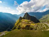 Machu Picchu iluminado por la luz cálida del atardecer.