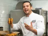 Carlos Maldonado cocinando 'Violencia', una de las hamburguesas de El Círculo.
