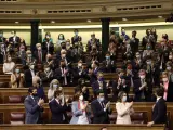 La portavoz del PP en el Congreso, Cuca Gamarra, acompañada de otros miembros del PP en el Congreso, aplauden al líder del PP, Pablo Casado (d).