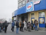 Ucranianos hacen cola en una tienda de comestibles de Kiev tras el ataque de Rusia.