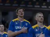 Los jugadores de la selección ucraniana de baloncesto interpretando el himno antes del choque ante España