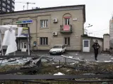 Un polic&iacute;a comprueba los da&ntilde;os en una terraza producidos por una explosi&oacute;n, tras el ataque ruso a Kiev (Ucrania).