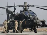Un helicóptero Apache estadounidense se prepara en una base cercana a Bucarest.