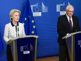 La presidenta de la Comisión Europea, Ursula von der Leyen, y al Alto Representante de la UE para Asuntos Exteriores, Josep Borrell, comparecen en rueda de prensa para condenar el ataque ruso a Ucrania.