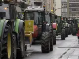 Más de 200 tractores salen a la calle en Valencia para lanzar un "SOS"