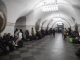 Decenas de personas se refugian en una estación del metro de Kiev para pasar la noche, tras la primera jornada del ataque de Rusia a Ucrania.