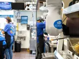 En EE UU varias las cadenas de comida rápida utilizan en sus cocinas este tipo de robots desde hace años.