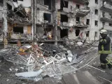 Un bombero comprueba el estado en que ha quedado un edificio residencial, en Kiev (Ucrania) tras ser atacado por tropas rusas.