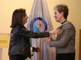 La ministra de Defensa, Margarita Robles (izq.), y la secretaria de Estado y directora del CNI, Paz Esteban (der.).
