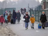 Varias personas procedentes de Ucrania cruzan la frontera con Polonia huyendo de la guerra.
