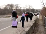 Familias con ni&ntilde;os huyen de la guerra en Ucrania