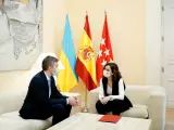 La presidenta de la Comunidad de Madrid, Isabel Díaz Ayuso, y el ministro consejero y encargado de Negocios de la Embajada de Ucrania en España, Dmytro Matiuschenko.