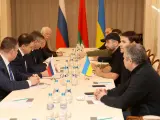 Las delegaciones rusa y ucraniana, en la mesa de negociaciones en Bielorrusia.