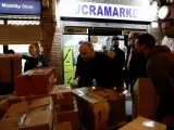 Decenas de voluntarios ayudan a cargar en una furgoneta las cajas con ayuda solidaria para Ucrania recogida en las puertas de un mercado de productos ucranianos en Madrid.