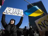 Manifestantes contra la intervención militar de Rusia en Ucrania, frente a la sede de Naciones Unidas, en Nueva York.