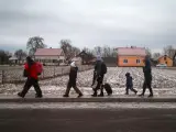 Ciudadanos ucranianos huyen de la guerra en su país por el paso fronterizo de Korczowa, en Polonia.