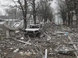 Las autoridades ucranianas informaron de bombardeos en varios barrios de los alrededores de la ciudad, y de cuatro muertos por un ataque a&eacute;reo en la zona de Yitomir, al oeste de Kiev. Mientras, un convoy de tropas rusas de 60 km de largo se acerca cada vez m&aacute;s a la capital.