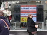 Una mujer pasa por delante de una Oficina de Empleo.