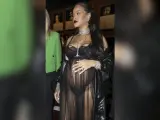 La cantante Rihanna ha apostado por un conjunto muy especial para mostrar su embarazo en la Semana de la Moda de París.