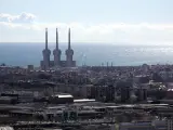 Vista aérea de Barcelona con las Tres Xemeneies de Sant Adrià al fondo.