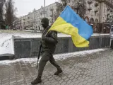 Un soldado ucraniano con una bandera de Ucrania, en Kiev.