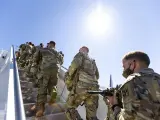 Soldados estadounidenses embarcan en Savannah, Georgia (EE UU), rumbo a Alemania, el 2 de marzo de 2022, como parte de los refuerzos desplegados por la OTAN en Europa tras la invasión de Ucrania por parte de Rusia.