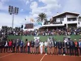 Foto de familia durante el homenaje a Manolo Santana en La ronda clasificatoria de la Copa Davis entre España y Rumania