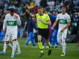 El árbitro señala penalti en el Elche vs. Barça