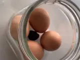 Huevos con una trufa en un frasco.