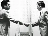 Kasparov y Karpov se saludan antes del Mundial de 1985