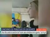Una niña canta la canción de la película 'Frozen' en un búnker.