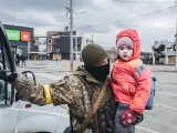 Un soldado ucraniano evacua a un niño, a 7 de marzo de 2022, en Irpin (Ucrania).