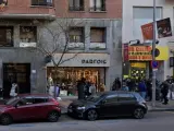 Unos ladrones atropellan a un policía municipal tras robar una tienda en la calle Goya.