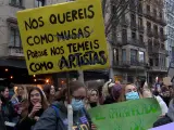 Pancartas y cánticos por los derechos de la mujer en la manifestación del 8M en Barcelona