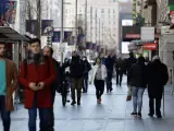 Personas paseando por Madrid.