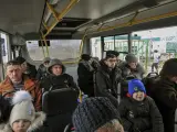 Refugiados de Mariupol cruzan la frontera entre Ucrania y Rusia en el cruce fronterizo Veselo-Voznesenka en la región de Rostov, Rusia, el 7 de marzo de 2022.