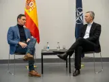 Pedro Sánchez conversa con el secretario general de la OTAN, Jens Stoltenberg.