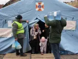 Una familia de refugiadas a su llegada a un refugio.