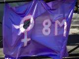 Una bandera del 8-M