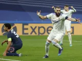 Benzema celebra uno de sus goles en el Real Madrid - PSG
