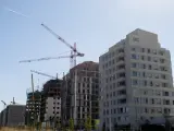 Imagen de archivo de grúas en una zona de construcción de edificios.