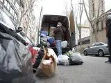 Madrileños cargando los coches de suministros para llevar a Polonia en ayuda a los refugiados ucranianos.
