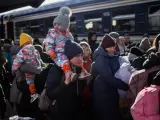 Cientos de miles de ucranianos están abandonando su país ante la entrada de las tropas rusas.
