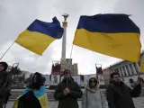 Ciudadanos portando banderas de Ucrania en Kiev.
