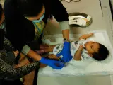 Un bebé recibe la vacuna contra el meningococo tipo B.
