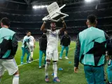 Alaba celebra la victoria del Real Madrid contra el PSG.