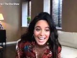 Camila Cabello enseña un pecho en un descuido en una entrevista en directo.